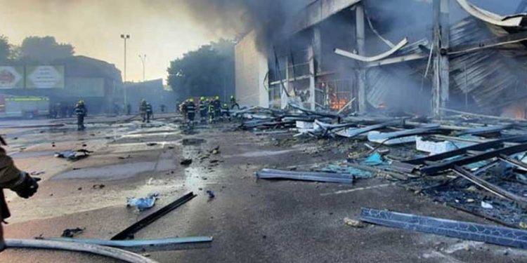 Rusya Kremençuk'ta bir AVM'yi vurdu: 10 ölü, 40 yaralı