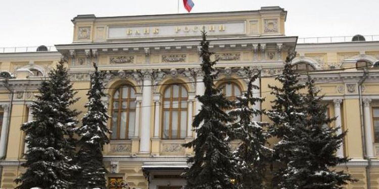 Rusya Merkez Bankası, yüzde 20'ye çıkan politika faizini savaş öncesi seviyeye düşürdü