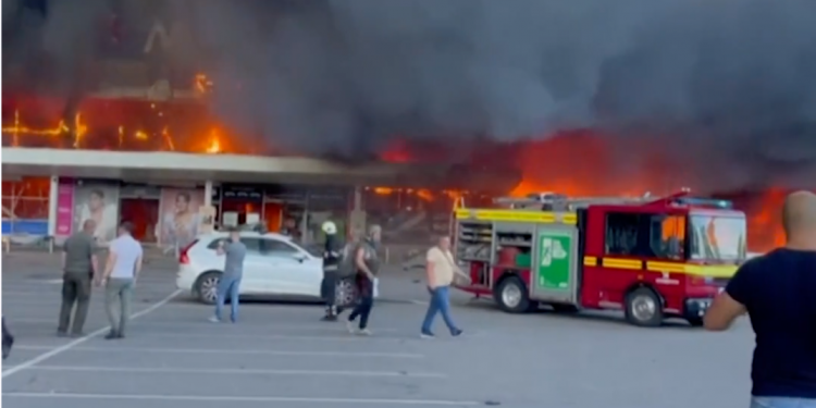 Rusya, Ukrayna’da AVM vurdu; en az 10 kişi hayatını kaybetti