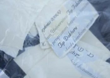 Saldırganlar serbest bırakılınca, doktor adliye önünde diplomasını yırttı