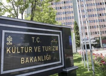 Sanatçılara yönelik ayrımcı uygulama Meclis gündeminde: AKP iş barışını bozuyor, bakanlık korumuyor