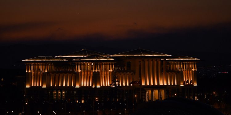 Saray’dan yüzlerce koli oyuncak çalanlara 26 yıl hapis talebi