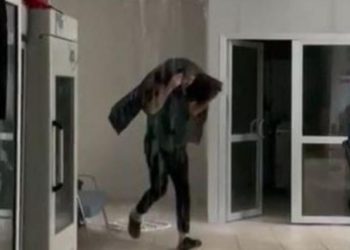 Sağanak yağışta devlet hastanesi acil servisini su bastı