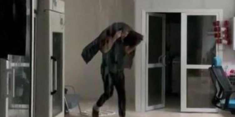 Sağanak yağışta devlet hastanesi acil servisini su bastı