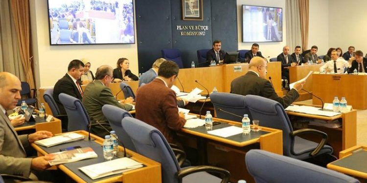 Sağlık çalışanlarının özlük haklarını düzenleyen kanun teklifi, Komisyonda kabul edildi