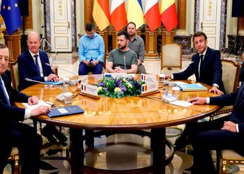 Scholz, Macron: Ukrayna'ya AB aday ülke statüsü verilsin