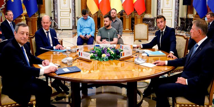 Scholz, Macron: Ukrayna'ya AB aday ülke statüsü verilsin