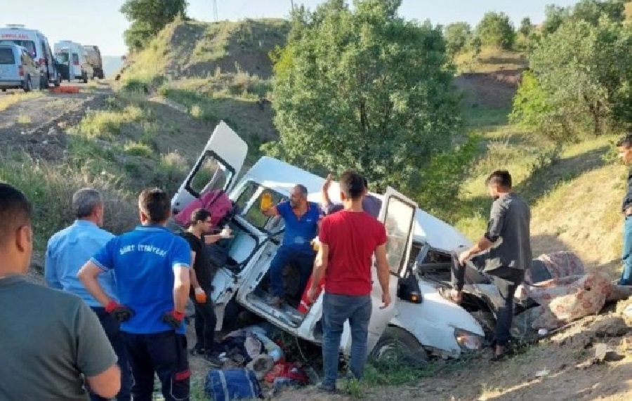 Siirt’te işçi servisi uçuruma yuvarlandı: 4 ölü, 6 yaralı