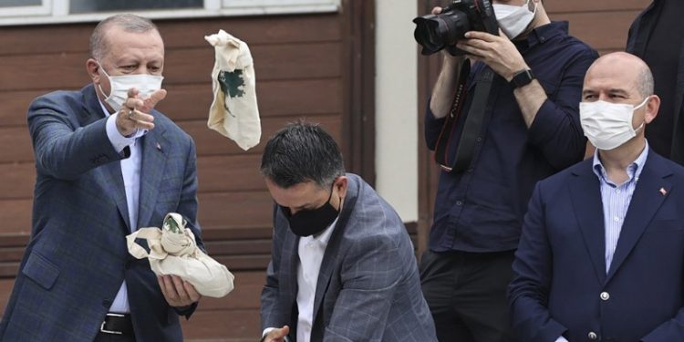 Sivaslı kahve işletmecisi: Bir dönem halka çay atanlar bugün çaya zam yapmak zorunda kalıyor