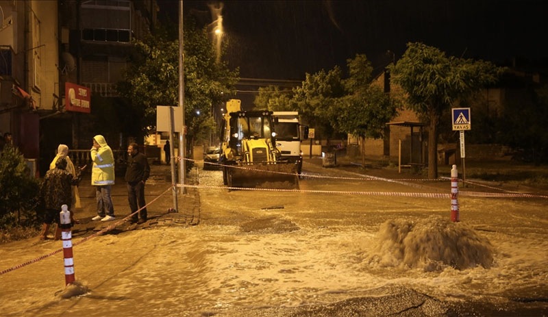 Sivas'ta sağanak nedeniyle yol çöktü, bazı evleri su bastı