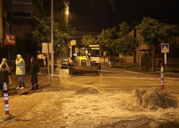 Sivas'ta sağanak nedeniyle yol çöktü, bazı evleri su bastı