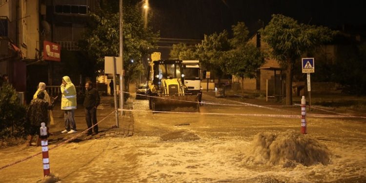 Sivas'ta sağanak nedeniyle yol çöktü, bazı evleri su bastı