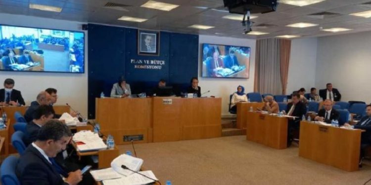 Sosyal medyaya sansür düzenlemesi komisyondan geçti