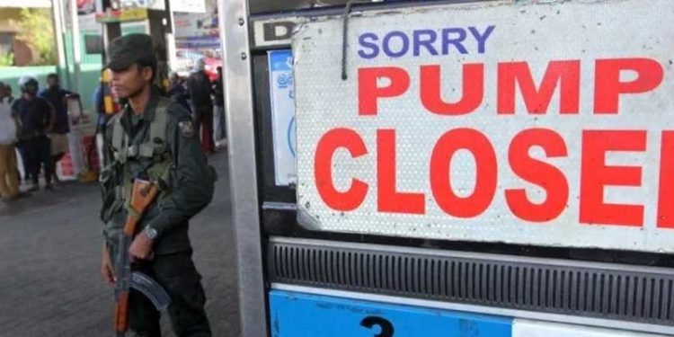 Sri Lanka'da özel araçlara 2 hafta süreyle benzin ve mazot satışı yasaklandı