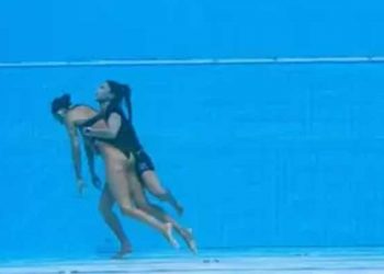 Su altında bayılan ABD'li yüzücüyü koçu kurtardı