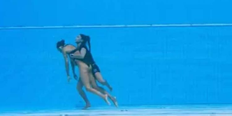 Su altında bayılan ABD'li yüzücüyü koçu kurtardı