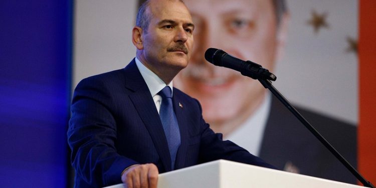 Süleyman Soylu 'baronlar ve baroniçeler' yakalandı diyerek duyurdu
