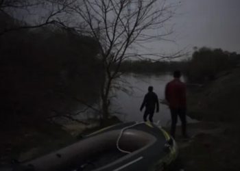 Sığınmacılar, Yunan polisi tarafından başka sığınmacıları Türkiye'ye götürmeye zorlanmış