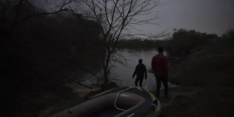 Sığınmacılar, Yunan polisi tarafından başka sığınmacıları Türkiye'ye götürmeye zorlanmış