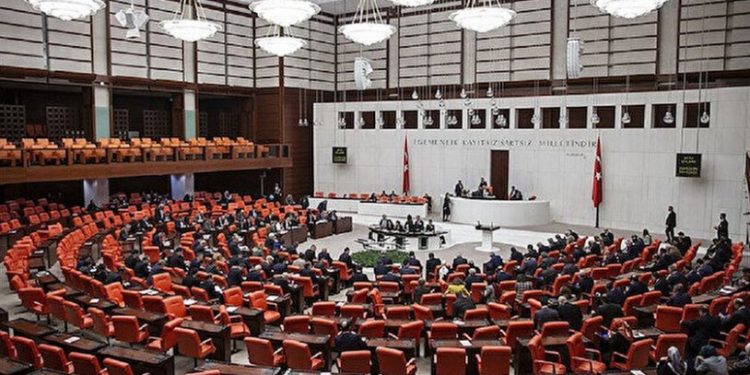 TBMM'deki görüşmeleri ertelenen 'sansür yasasına' ilişkin AKP'den açıklama geldi