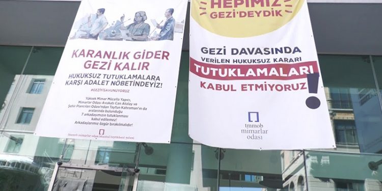 TMMOB İstanbul Şubesi önünde başlatılan 'Gezi İçin Adalet Nöbeti'ni 55’inci gününde Eğitim Sen devraldı