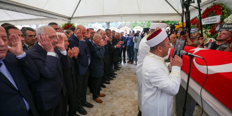 Tarhan Erdem son yolculuğuna uğurlandı