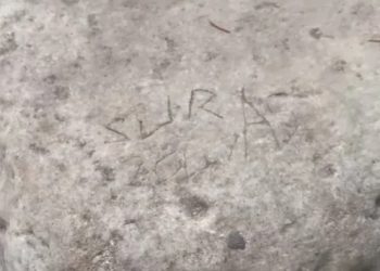 Tarihi s&uuml;tuna restorasyon sırasında yazı yazıldı
