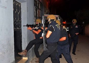 Tarsus'ta ev baskınları: HDP'li eski yöneticinin de olduğu 20 gözaltı