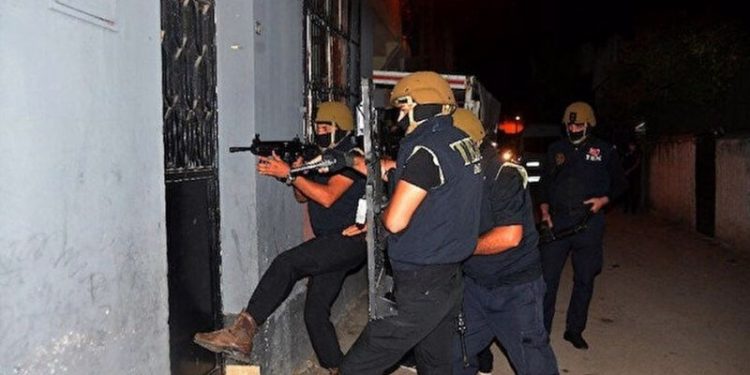Tarsus'ta ev baskınları: HDP'li eski yöneticinin de olduğu 20 gözaltı