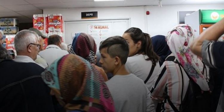 Tarım Kredi Kooperatifi marketinde indirimli şeker kuyruğu