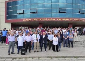 Tehdit edilen cerrah evinin önünde bıçaklandı