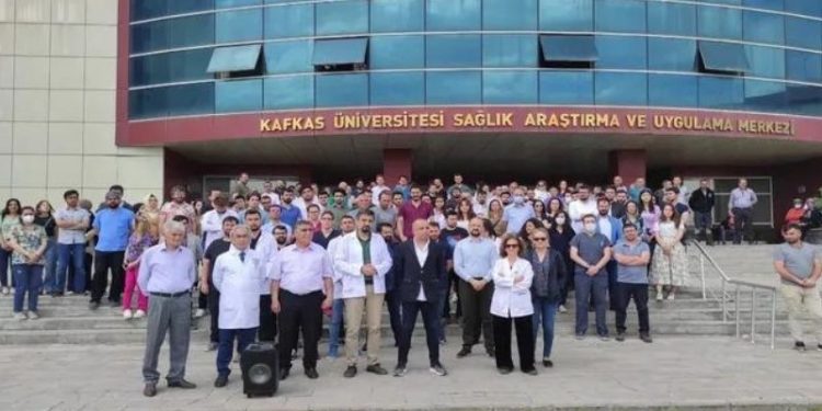 Tehdit edilen cerrah evinin önünde bıçaklandı