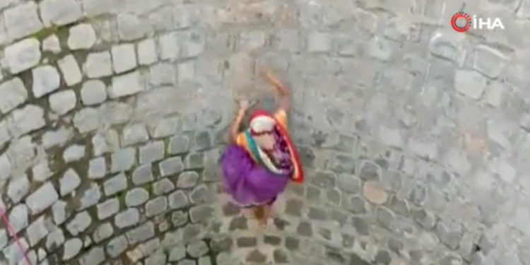 Temiz suya erişebilmek için hayatlarını riske atıyorlar!