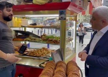 Tezgahında POS cihazı olan simitçi: Artık insanların nakit gücü azaldığı için kredi kartıyla alışveriş yapıyorlar