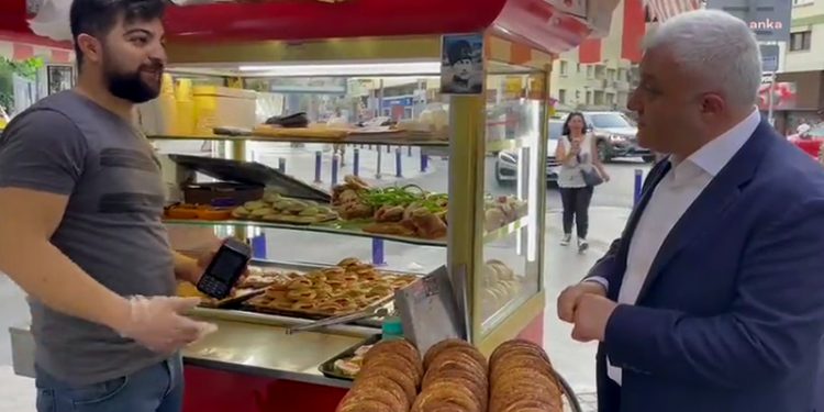 Tezgahında POS cihazı olan simitçi: Artık insanların nakit gücü azaldığı için kredi kartıyla alışveriş yapıyorlar