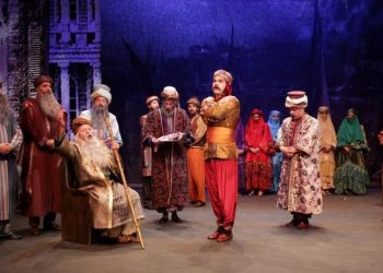 'Tiyatro tarihimizde bir ilk: Bakan yardımcısı provalara müdahale ediyor'