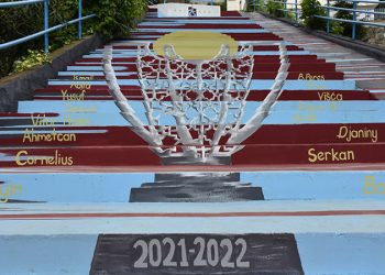 Trabzonspor'un şampiyonluk kupası merdivene resmedildi