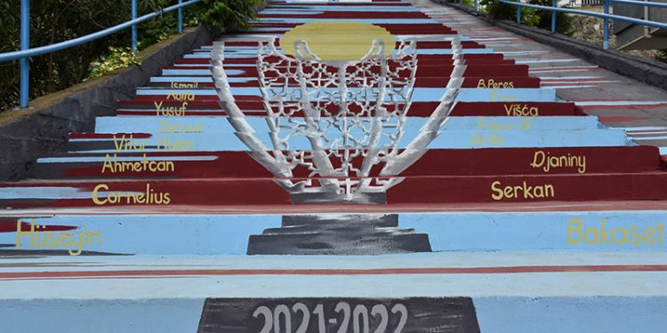 Trabzonspor'un şampiyonluk kupası merdivene resmedildi