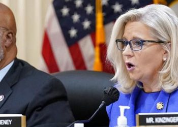 Trump Kongre baskını sırasında yardımcısı Pence'in 'asılmayı hakkettiğini' söylemiş