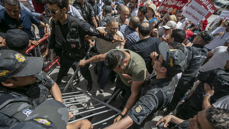 Tunus'ta, Anayasa referandumuna karşı düzenlenen protestoya polis müdahale etti