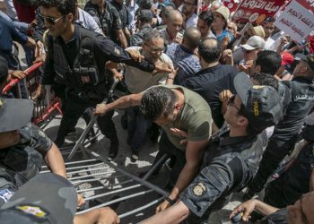 Tunus'ta, Anayasa referandumuna karşı düzenlenen protestoya polis müdahale etti