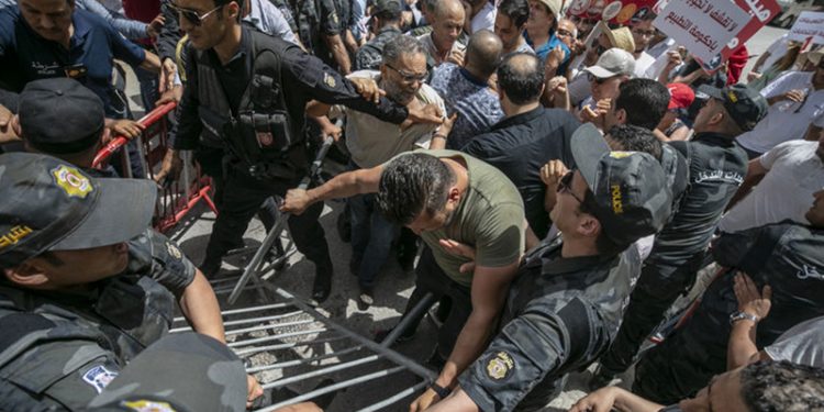 Tunus'ta, Anayasa referandumuna karşı düzenlenen protestoya polis müdahale etti