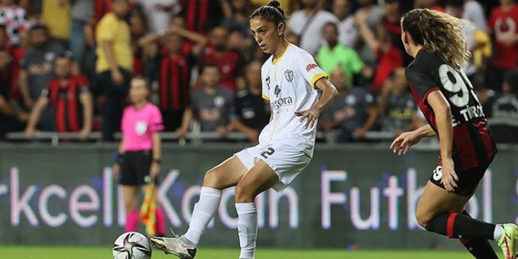 Turkcell Kadın Futbol Süper Ligi play-off finalinde ALG Spor, 2021-2022 sezonunu şampiyon tamamladı