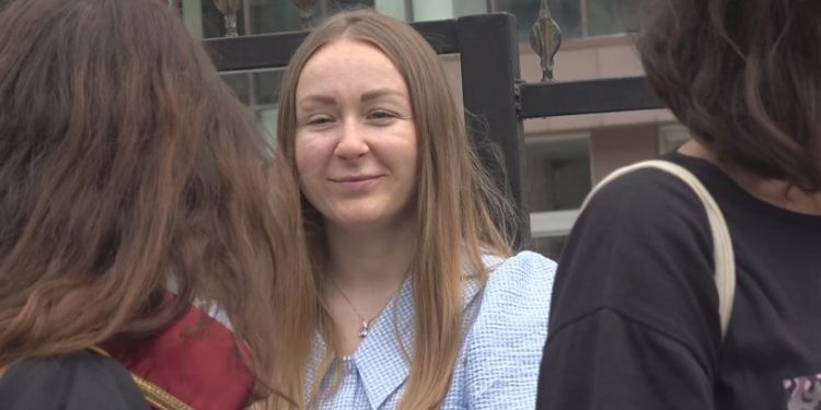 Ukraynalı eşinin yüzünü falçatayla kesen erkeğin cezası istinaftan döndü