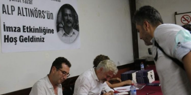 Yazar Alp Altınörs’ün ‘İmkansız Sermaye’ kitabı imzalandı