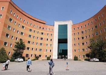Yeditepe Üniversitesi'nde 'kılık kıyafet' talimatı: 'Çok açık yakalı bluz, kot pantolon ve tayt giymeyin'