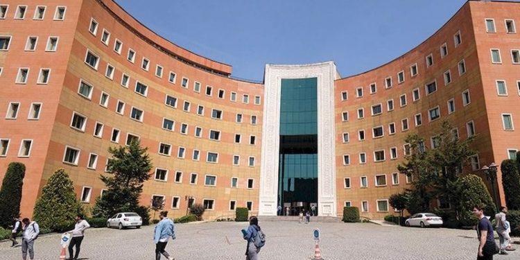 Yeditepe Üniversitesi'nde 'kılık kıyafet' talimatı: 'Çok açık yakalı bluz, kot pantolon ve tayt giymeyin'