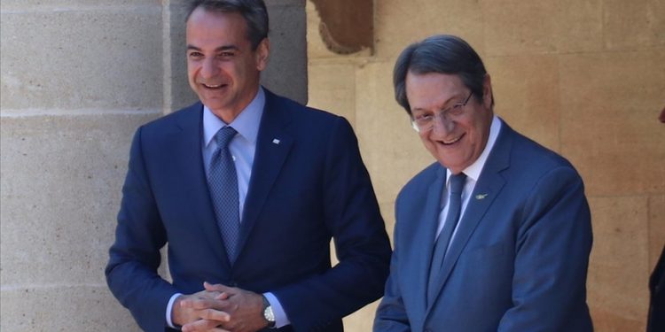 Yunanistan Başbakanı, Güney Kıbrıs Rum Yönetimi'nde Anastasiadis'le görüştü