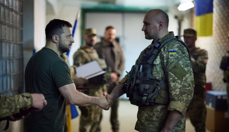 Zelenskiy'den şiddetli çatışmaların yaşandığı Ukrayna'nın doğusundaki şehirlere ziyaret