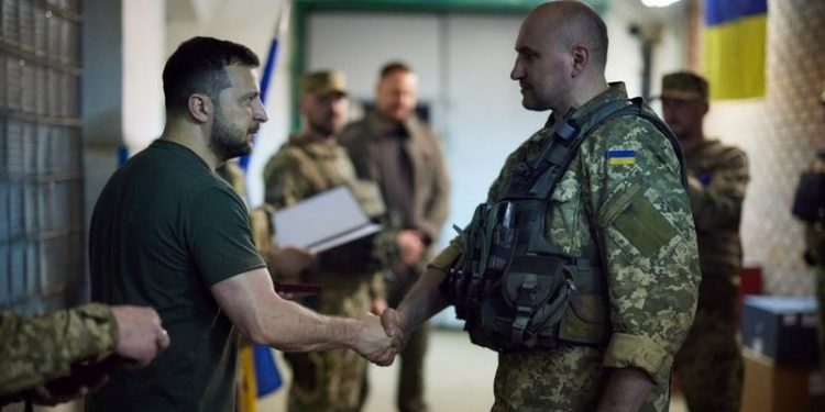 Zelenskiy'den şiddetli çatışmaların yaşandığı Ukrayna'nın doğusundaki şehirlere ziyaret